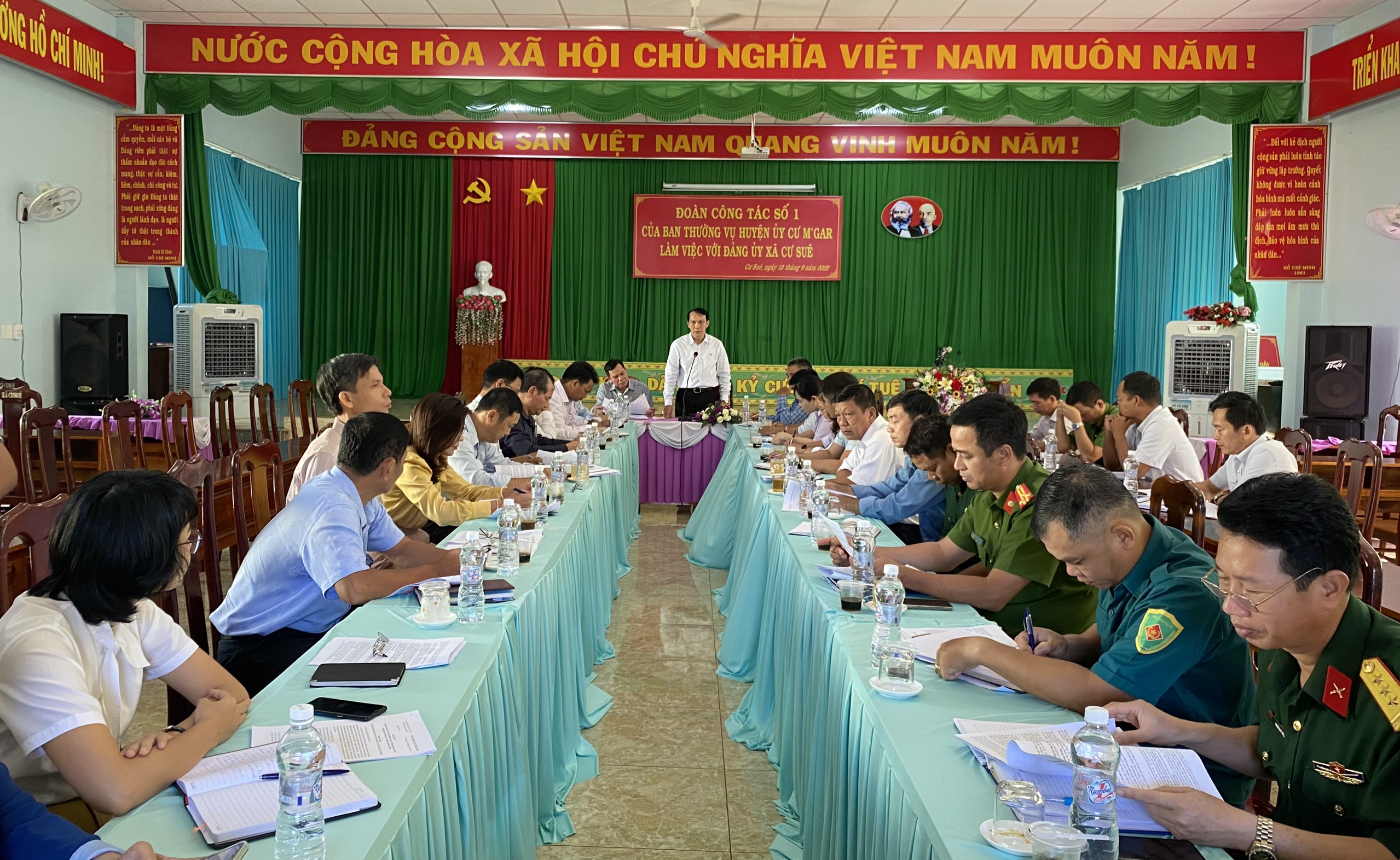 ĐOÀN LÀM VIỆC SỐ 1 HUYỆN ỦY CƯ M'GAR VỚI ĐẢNG ỦY XÃ CƯ SUÊ